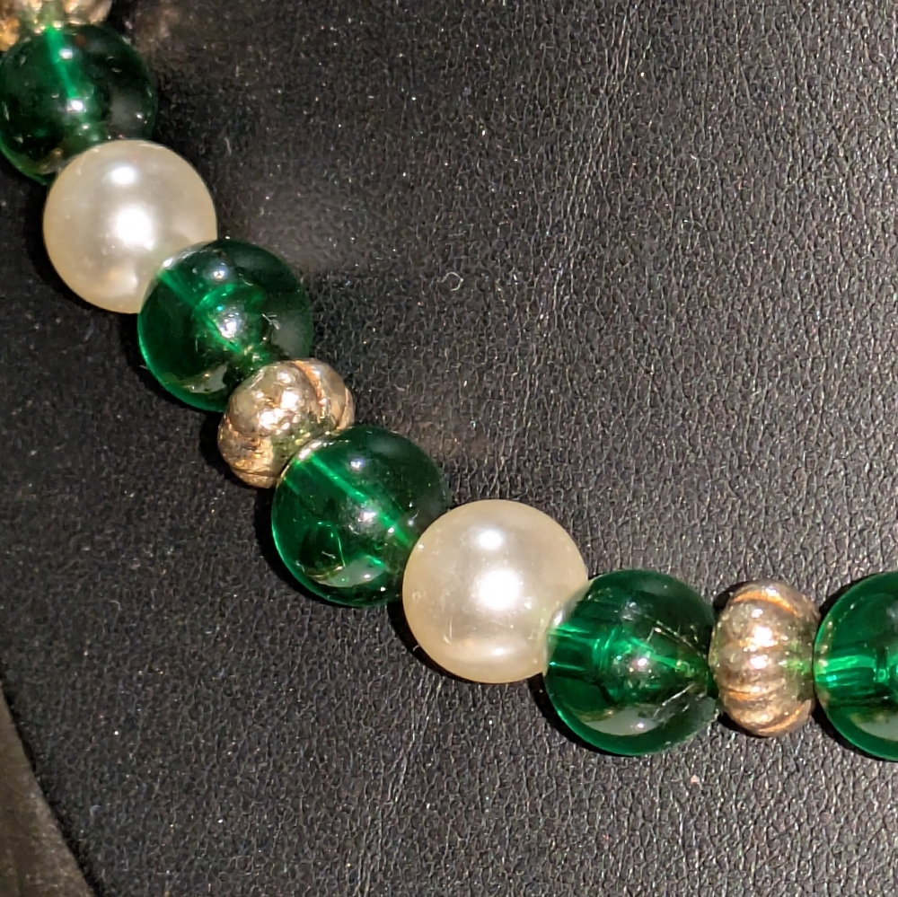 Formal green and pearl necklace with gold trim 18 in long gorgeous formal. - Picture 5 of 7